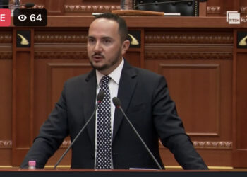 “Kemi një muaj që të kemi shpallur në kërkim”, Salianji ironizon Çuçin: Jemi bërë si ju me policinë, shikoni kriminelat po s’i kapni dot