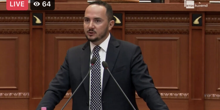 “Kemi një muaj që të kemi shpallur në kërkim”, Salianji ironizon Çuçin: Jemi bërë si ju me policinë, shikoni kriminelat po s’i kapni dot