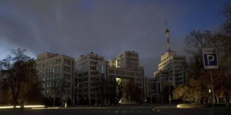 “Breshëri” raketash, Rusia nis sulmet masive në Ukrainë, qytetet mbeten pa ujë dhe energji elektrike