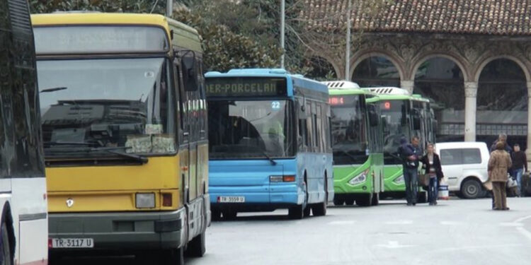 Shoqata e Transportit paralajmëron reduktim shërbimi nga 1 Nëntori