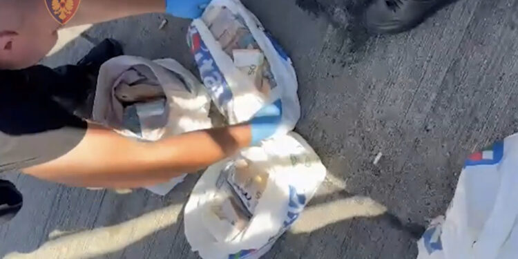 Goditet një rast i dytë në Portin e Durrësit, kapen mijëra euro në një tjetër autobus