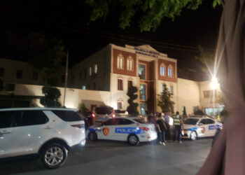 Çfarë ndodhi gjatë natës në Tiranë, i riu tentoi t’i ikte policisë, pas shoqërimit në komisariat u ndje keq papritur