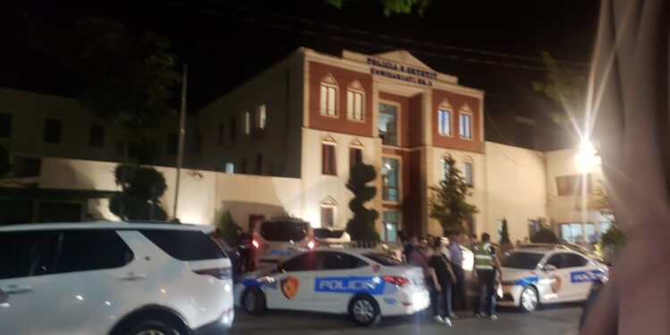 Çfarë ndodhi gjatë natës në Tiranë, i riu tentoi t’i ikte policisë, pas shoqërimit në komisariat u ndje keq papritur