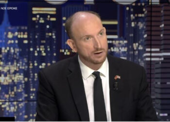 Ambasadori britanik thirrje të rinjve shqiptarë: Mos ikini me gomone në Angli duke rrezikuar jetën, aplikoni për vizë të rregullt