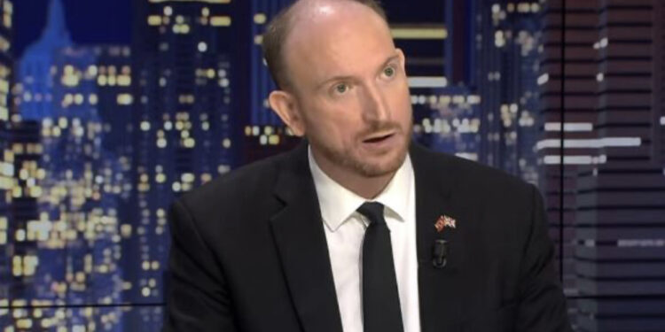 Ambasadori britanik thirrje të rinjve shqiptarë: Mos ikini me gomone në Angli duke rrezikuar jetën, aplikoni për vizë të rregullt