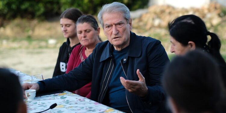 Në çadër që pas tërmetit, banori i ankohet Berishës: Amerikani të ha të gjallë, ty të shpallën non-grata, ndërsa Sadamin e vranë por s’i gjetën armë