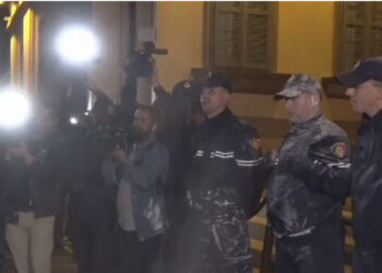 “Të largohet Bledi Çuçi”, protestë te Ministria e Brendshme për Lear Kurtin, qëllohet me miell policia