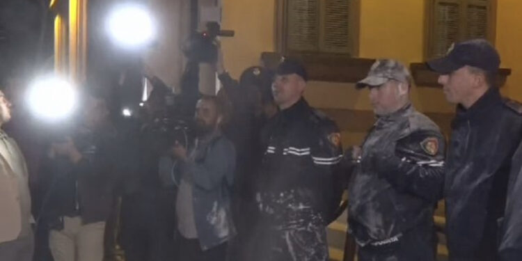 “Të largohet Bledi Çuçi”, protestë te Ministria e Brendshme për Lear Kurtin, qëllohet me miell policia