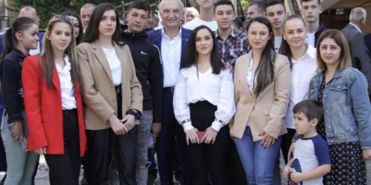 FOTO/ Meta: Të vendosur të shohim Kuçovën dhe qytetet tona plot me të rinj të arsimuar