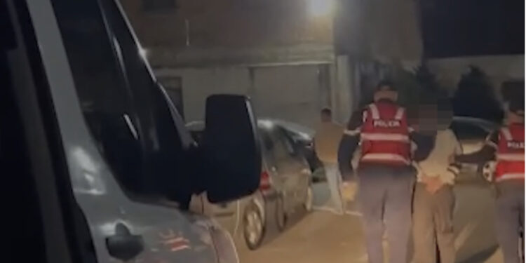 Aksioni i FNSH në Elbasan, bie në pranga 43-vjeçari që ishte në arrest shtëpie dhe shpërndante “të kuqe”