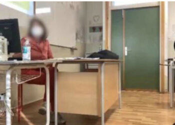 Nxënësit qëllojnë me plumba gome mësuesen në klasë