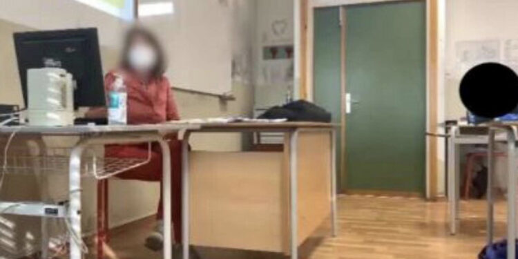 Nxënësit qëllojnë me plumba gome mësuesen në klasë