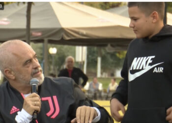 VIDEO/ Mos më duartrokit mua dhe më kthehesh andej duke qeshur”, Rama tremb si gogoëi fëmijën në Fier