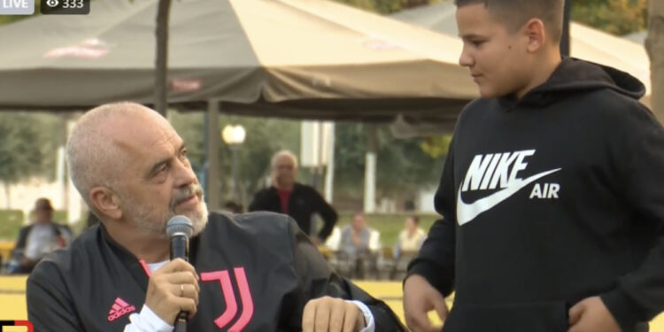 VIDEO/ Mos më duartrokit mua dhe më kthehesh andej duke qeshur”, Rama tremb si gogoëi fëmijën në Fier