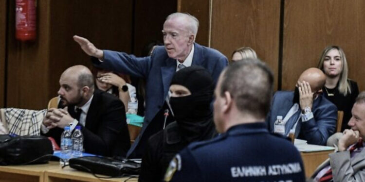 Bëri përshëndetjen naziste në sallën e gjyqit, ministri grek dënon gjestin e të atit: Më bëri të dridhem
