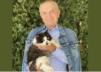 “Të dielë të mbarë”, Ilir Meta pozon i buzëqeshur me macen e tij, Sashën