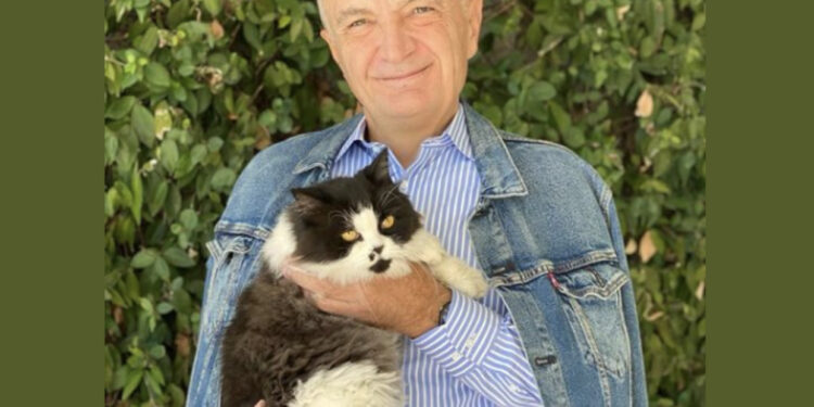 “Të dielë të mbarë”, Ilir Meta pozon i buzëqeshur me macen e tij, Sashën