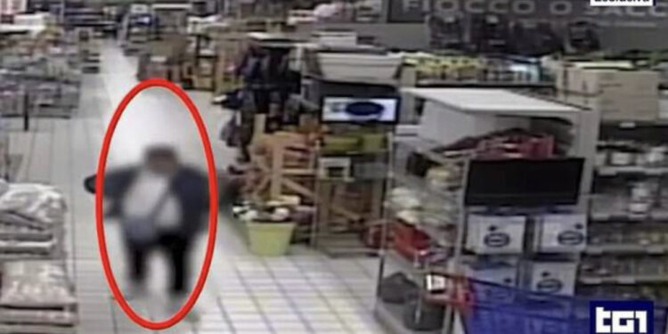 VIDEO/ “Merr thikën nga rafti dhe nis të godasë”, publikohen pamjet nga sulmi me thikë në qendrën tregtare në Milano