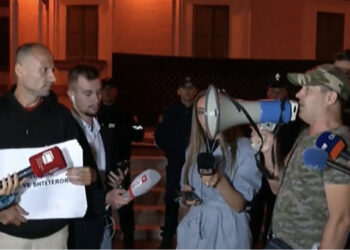 “Drejtësi për Learin”, nis protesta para Ministrisë së Brendshme, qytetarët hedhin domate: Ju jeni vrasës!