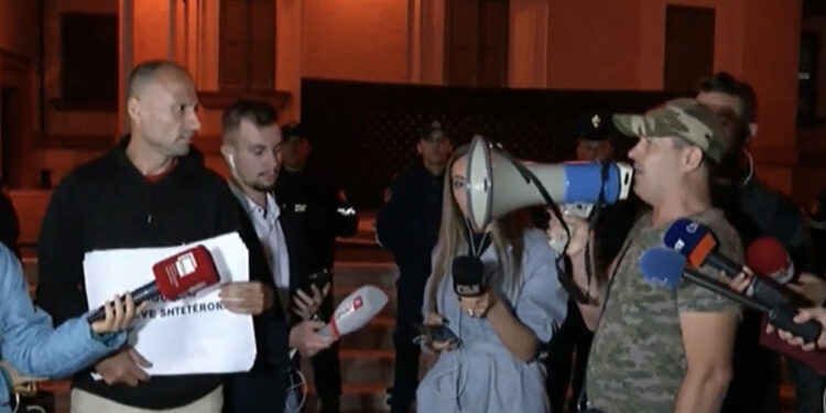 “Drejtësi për Learin”, nis protesta para Ministrisë së Brendshme, qytetarët hedhin domate: Ju jeni vrasës!
