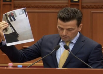 Agron Shehaj nxjerr FOTON në Kuvend: Policia më ka bllokuar biznesin se denoncova aferat e Qeverisë! 200 punonjës nuk shkojnë dot në zyrë