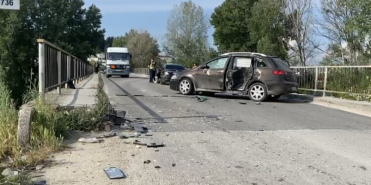 Toyota del nga rruga, humb jetën shoferi në Fier, plagoset pasagjeri