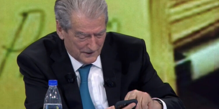 Po fliste kundër Soros, Sali Berisha merr mesazhin live në emision