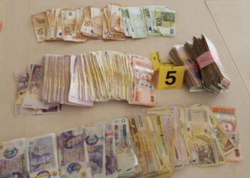 Arsenal armësh, municion luftarak dhe “një thes” me lekë, arrestohen 2 persona në Elbasan