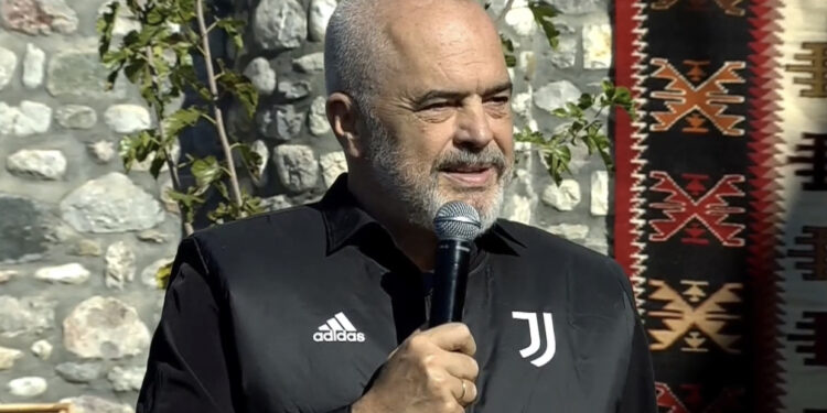 “Nuk jam gogol, mos heshtni”, Rama batuta me të rinjtë e Dibrës: Taksirat të më shihni mua…