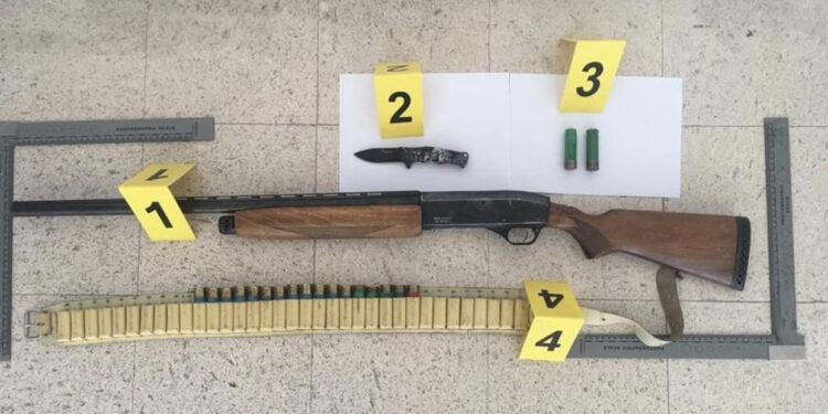 Pas konfliktit qëlloi me armë drejt mjetit me tre persona, arrestohet 45 vjeçari në Berat