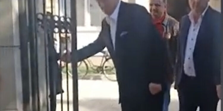 Berisha shkon për ngushëllim në familjen e Lear Kurtit