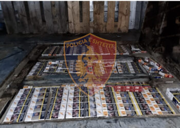 Tentoi të kalonte cigare kontrabandë, arrestohet vlonjati, i kishte fshehur në dyshemenë e rimorkios së kamionit