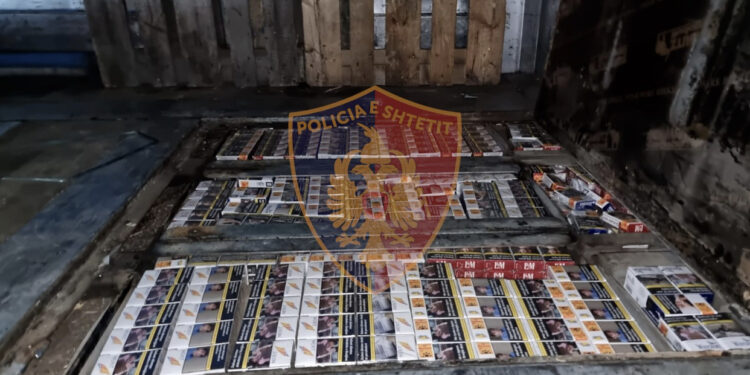 Tentoi të kalonte cigare kontrabandë, arrestohet vlonjati, i kishte fshehur në dyshemenë e rimorkios së kamionit