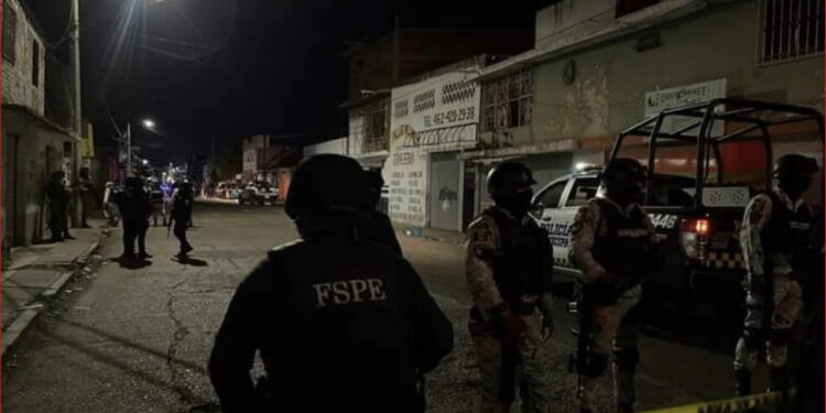 Vijon lufta mes bandave meksikane, të shtëna me armë në një lokal, 12 të vrarë