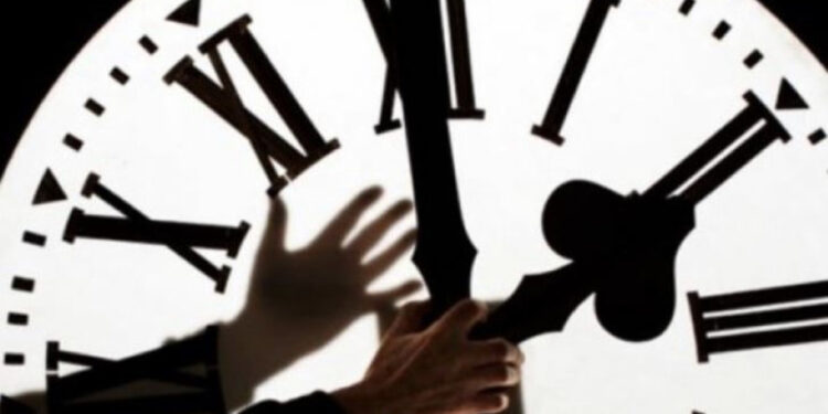 Këtë fundjavë ndryshon ora, mësoni se si lëvizin akrepat