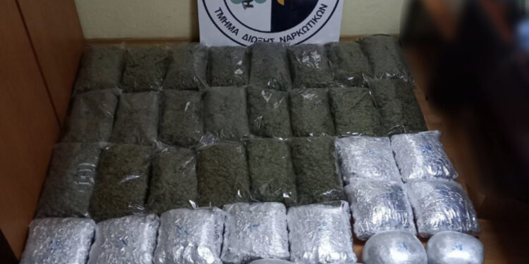 Sekuestrohen mbi 45 kg marijuanë në kufirin greko-shqiptar, arrestohen dy të rinj shqiptarë, nuk i ndaluan patrullës