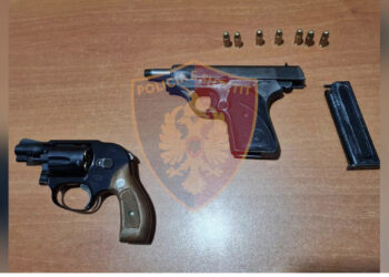 EMRAT/ U kapën me armë të gatshme për qitje, Shqiponjat arrestojnë tre të rinjtë në Durrës