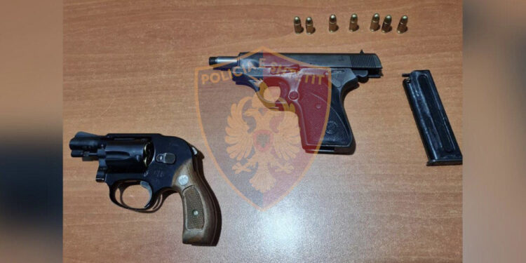 EMRAT/ U kapën me armë të gatshme për qitje, Shqiponjat arrestojnë tre të rinjtë në Durrës