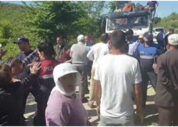 “Jemi rrahur nga policia”, banorët e fshatit Lumas në Kuçovë protestojnë për të mbrojtur burimin