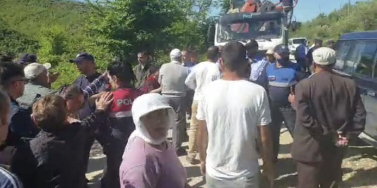 “Jemi rrahur nga policia”, banorët e fshatit Lumas në Kuçovë protestojnë për të mbrojtur burimin