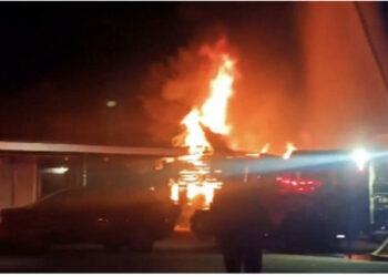 Aeroplani privat përplaset në një banesë dhe përfshihet nga flakët! Vdesin të gjithë anëtarët në bord