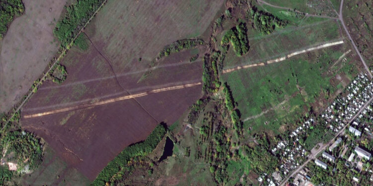 Pamjet satelitore: Grupi i mercenarëve rusë hap llogore antitank 2 km të gjatë, në Ukrainë