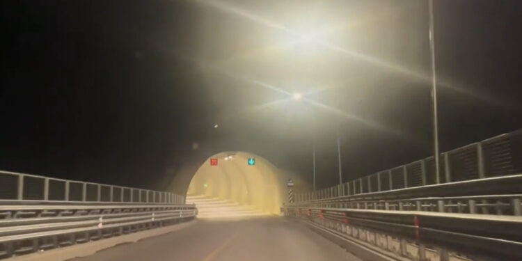 Rama mbyll takimet, ironizon rrugës për Tiranë: Duke bërë sikur kthehem nga Dibra nëpër tunelet 3D të Rrugës së Arbërit