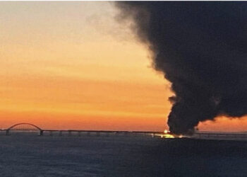 Shpërthim i fuqishëm në urën që lidh Rusinë me Krimenë, treni merr flakë papritur në lëvizje