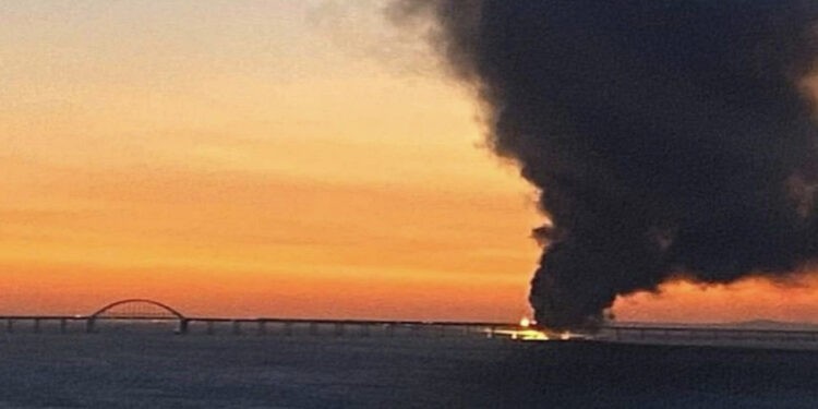 Shpërthim i fuqishëm në urën që lidh Rusinë me Krimenë, treni merr flakë papritur në lëvizje