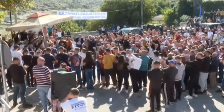 “O Sali, o hero”! I gjithë Lazarati del në rrugë për të pritur me brohorima Sali Berishën
