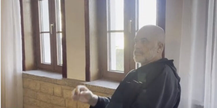 Rama bisedë me pronarin e hotelit në Gjirokastër, ai i ofron trahana për mëngjes, kryeministri e pyet sa e paguan kamarieren