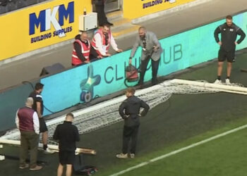 VIDEO/ E habitshme në Angli, zvogëlojnë portën para fillimit të ndeshjes