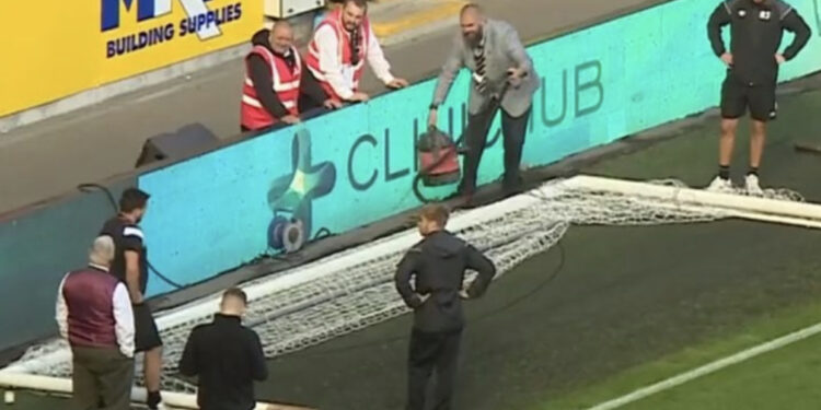 VIDEO/ E habitshme në Angli, zvogëlojnë portën para fillimit të ndeshjes