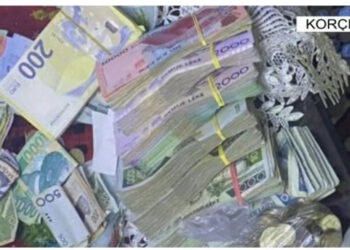 VIDEO/ Para të stivuara, drogë dhe persona të shtrirë në tokë. Publikohen pamjet e megaoperacionit me 23 të arrestuar në Korçë